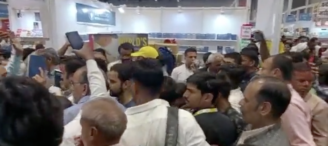 دہلی کے عالمی کتاب میلے میں عیسائی کمیونٹی سے تعلق رکھنے والے بک اسٹال پر نعرے لگاتے لوگ۔ (فوٹو بہ شکریہ: ویڈیو اسکرین گریب)