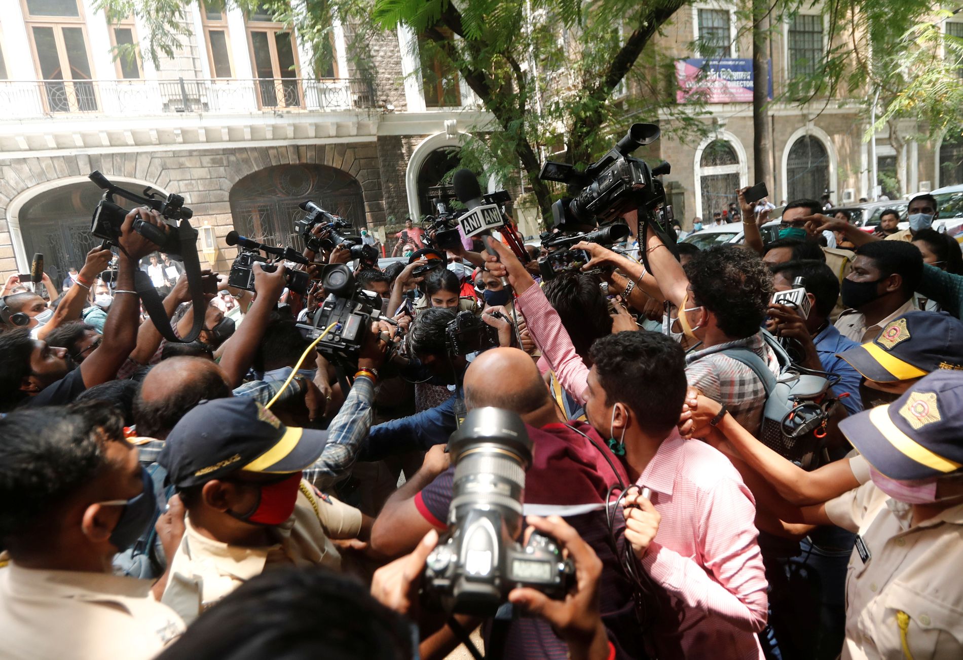 ریا چکرورتی کی  پوچھ گچھ کے لیے ممبئی کے این سی بی  دفتر جانے دوران کی ایک تصویر۔ (فائل فوٹو: پی ٹی آئی)