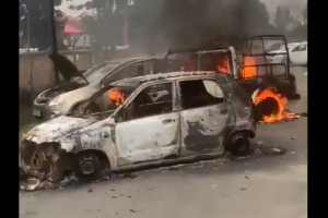 منی پور میں جاری تشدد کے دوران کئی گاڑیوں کو آگ لگا دی گئی۔ (فوٹو بہ شکریہ: ویڈیو گریب)