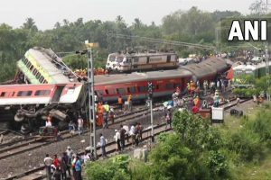 یہ حادثہ اڑیسہ کے بالاسور ضلع میں بہناگا ریلوے اسٹیشن کے قریب پیش آیا۔ (فوٹو بہ شکریہ: اے این آئی)