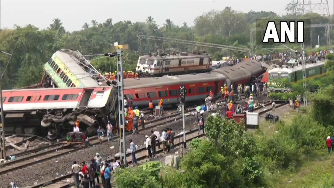 یہ حادثہ اڑیسہ کے بالاسور ضلع میں بہناگا ریلوے اسٹیشن کے قریب پیش آیا۔ (فوٹو بہ شکریہ: اے این آئی)