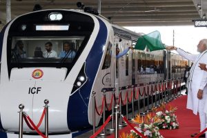 وزیر اعظم نریندر مودی نے 30 ستمبر 2022 کوگجرات کےگاندھی نگر اسٹیشن پر گاندھی نگر اور ممبئی کے درمیان وندے بھارت ایکسپریس کا افتتاح کیا تھا۔ (فائل فوٹو بہ شکریہ: پی آئی بی)