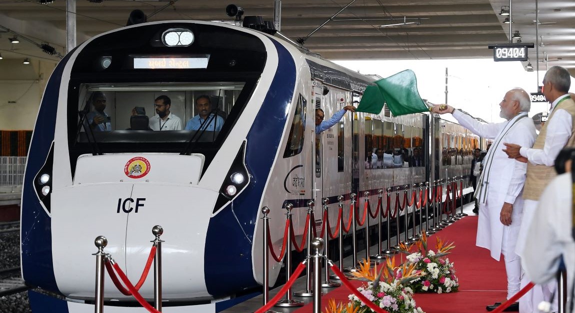 وزیر اعظم نریندر مودی نے 30 ستمبر 2022 کوگجرات کےگاندھی نگر اسٹیشن پر گاندھی نگر اور ممبئی کے درمیان وندے بھارت ایکسپریس کا افتتاح کیا تھا۔ (فائل فوٹو بہ شکریہ: پی آئی بی)