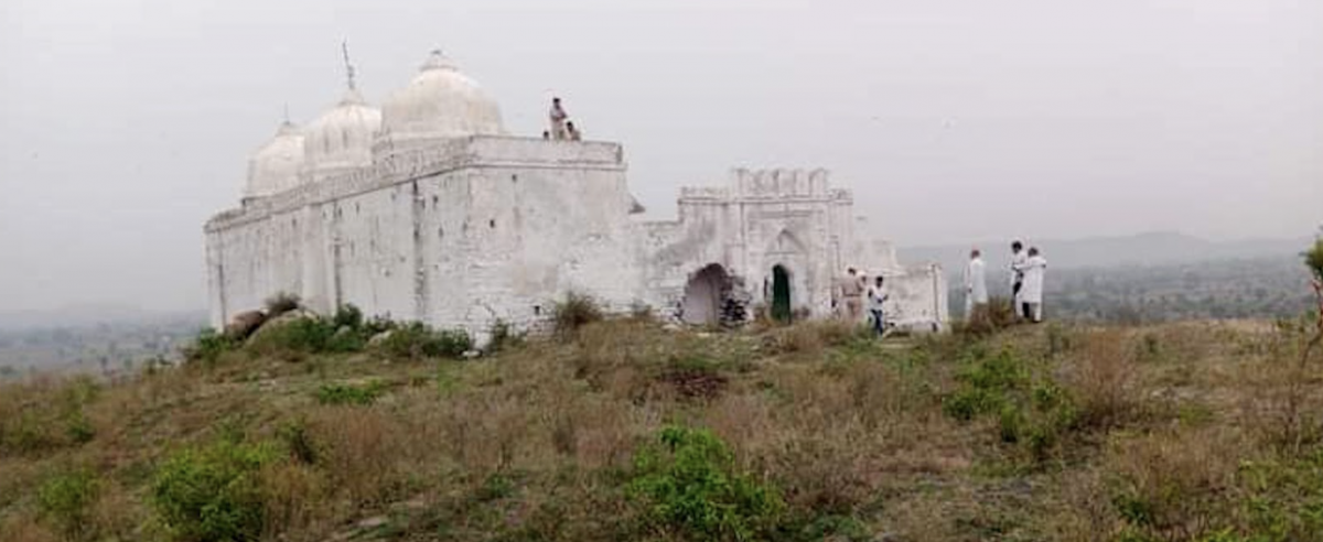 راجستھان کے الور میں واقع بہادر پور کی مسجد۔ (تصویر: یاقوت علی)