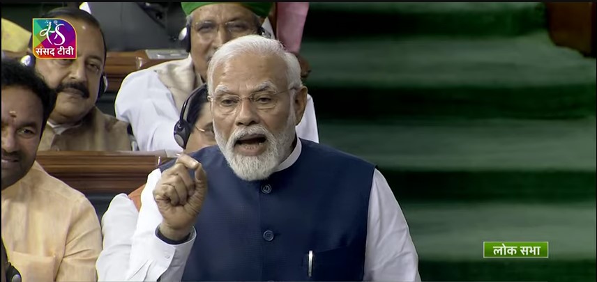 وزیر اعظم نریندر مودی کی لوک سبھا میں تحریک عدم اعتماد پر تقریر کرتے ہوئے۔ (اسکرین گریب بہ شکریہ: یوٹیوب/سنسد ٹی وی)