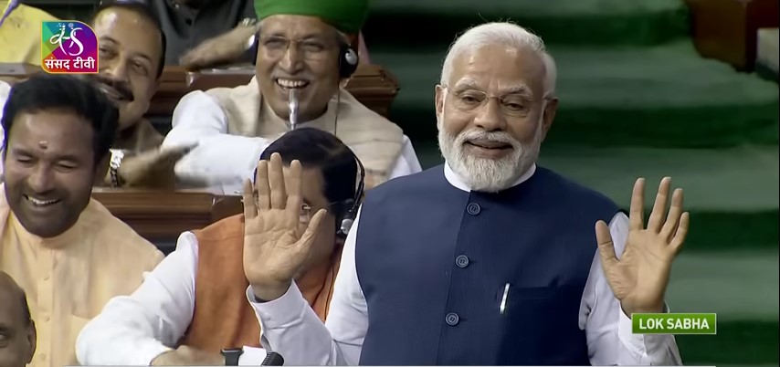 وزیر اعظم نریندر مودی تحریک عدم اعتماد پر لوک سبھا میں اپنی تقریر کے دوران۔ (اسکرین گریب بہ شکریہ: یوٹیوب/سنسد ٹی وی)