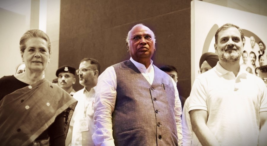 'انڈیا' اتحاد کی بیٹھک میں سونیا گاندھی اور راہل گاندھی کے ساتھ کانگریس صدر ملیکارجن کھڑگے۔ (تصویر بہ شکریہ: INC.IN)