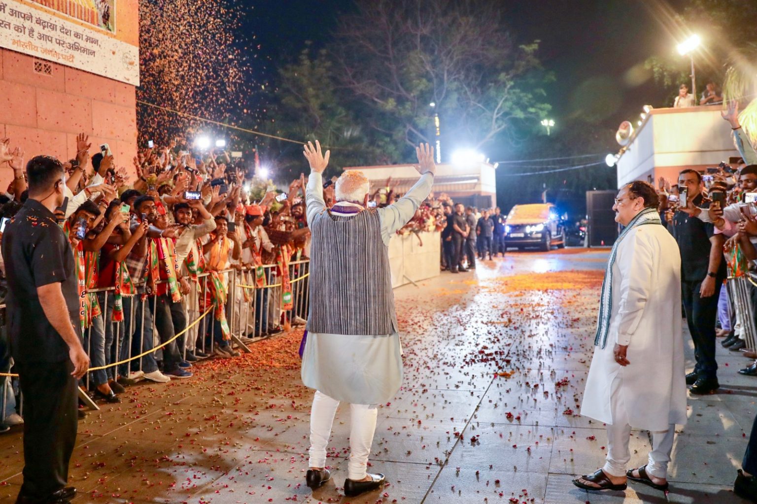 گزشتہ 13 ستمبر کو بی جے پی ہیڈکوارٹر پہنچے وزیر اعظم نریندر مودی پر پھول برسائے گئے۔ (تصویر بہ شکریہ: ٹوئٹر/بی جے پی)