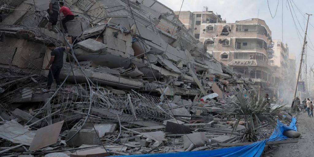 غزہ میں اسرائیلی حملے کے بعد عمارت کی حالت۔ (تصویر بہ شکریہ: UNRWA/Mohammed Hinnawi)