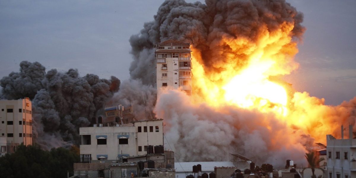 غزہ میں ایک عمارت۔ تصویر: X/@UNRWA