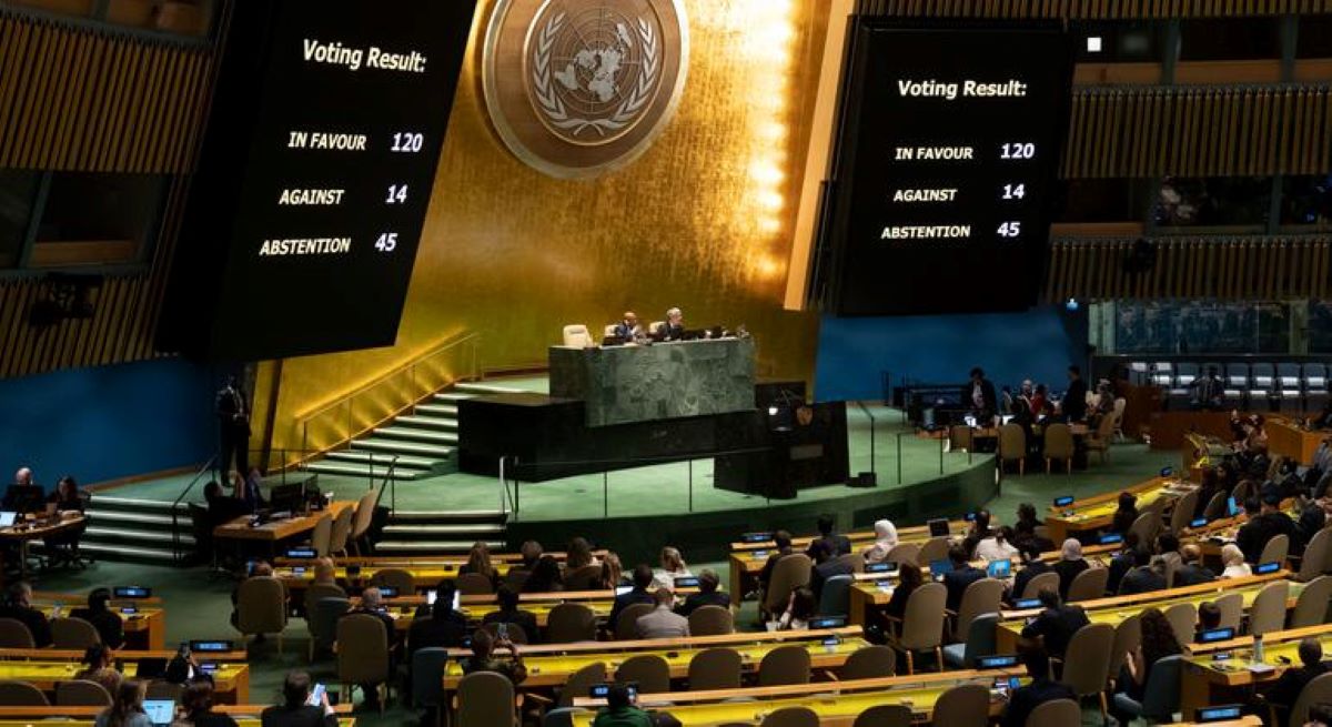 اقوام متحدہ کی جنرل اسمبلی کا ایک منظر جس میں ووٹنگ کا نتیجہ بتایا گیا ہے۔ (تصویر: یو این)