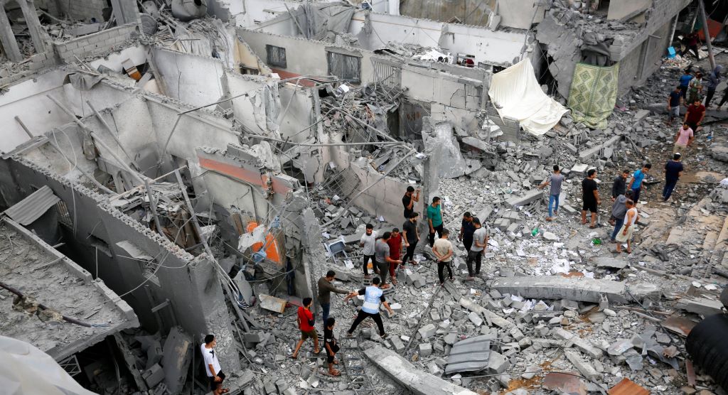 غزہ میں اسرائیل کے حملے کے بعد تباہ شدہ علاقہ۔ (تصویر بہ شکریہ: ٹوئٹر/یو این آر ڈبلیو اے)