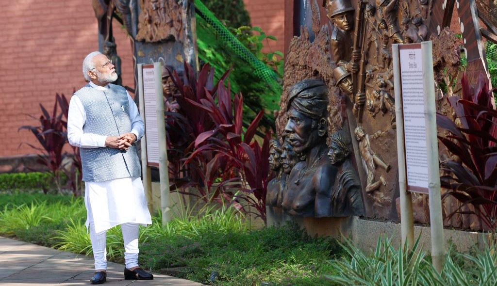 رانچی کے برسا منڈا میوزیم میں وزیر اعظم نریندر مودی۔ (تصویر بہ شکریہ: Twitter/@Narendramodi)