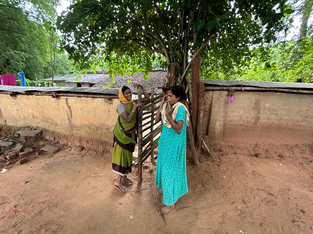 سریتا اور جونائی کوکوڑی گاؤں میں سریتا کے گھر کے باہر۔ (تصویر: شراوستی داس گپتا)
