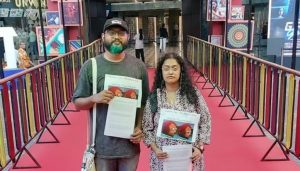 کیرالہ کے دو نمائندوں نے فلم فیسٹیول میں 'دی کیرالہ اسٹوری' کی اسکریننگ کے خلاف پرامن احتجاجی مظاہرہ کیا تھا۔ (تصویر بہ شکریہ: X/ @sreenathism)
