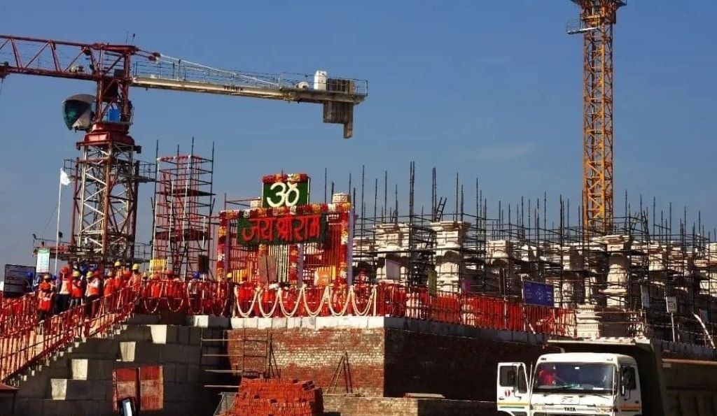 2023 میں رام نومی کے موقع پر ایودھیا میں زیر تعمیر رام مندر کا ایک حصہ۔ (تصویر بہ شکریہ: Facebook/@champatraiji)