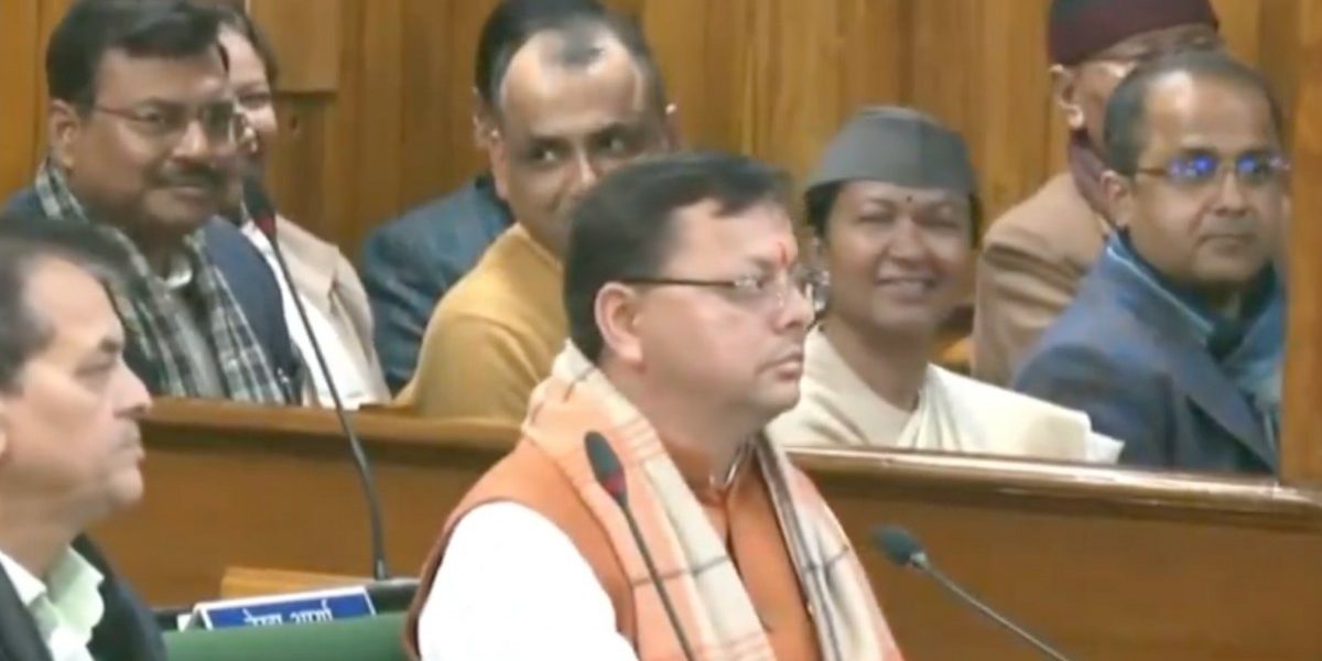 اتراکھنڈ اسمبلی میں وزیر اعلیٰ پشکر سنگھ دھامی۔ (تصویر: ویڈیو سے اسکرین گریب)