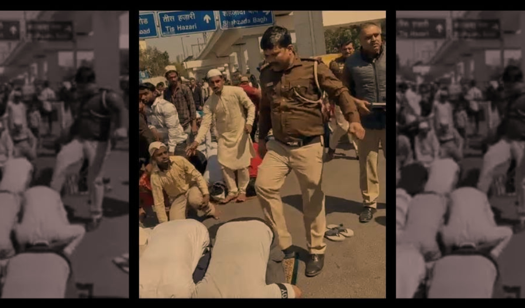 دہلی کے اندرلوک میں  نمازیوں کے ساتھ بدسلوکی  کرتے پولیس کے ایس آئی۔ (اسکرین گریب بہ شکریہ: سوشل میڈیا)