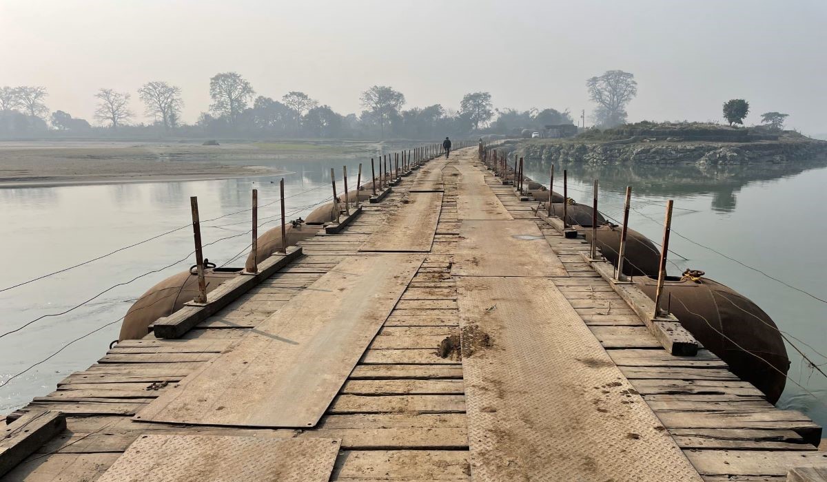 بھینسہا گھاٹ پر بنا پیپا پل۔ (تصویر: منوج سنگھ)