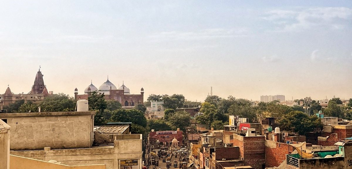 متھرا میں شری کرشن جنم استھان مندر اور شاہی عیدگاہ مسجد۔ (تصویر: تاروشی اسوانی)