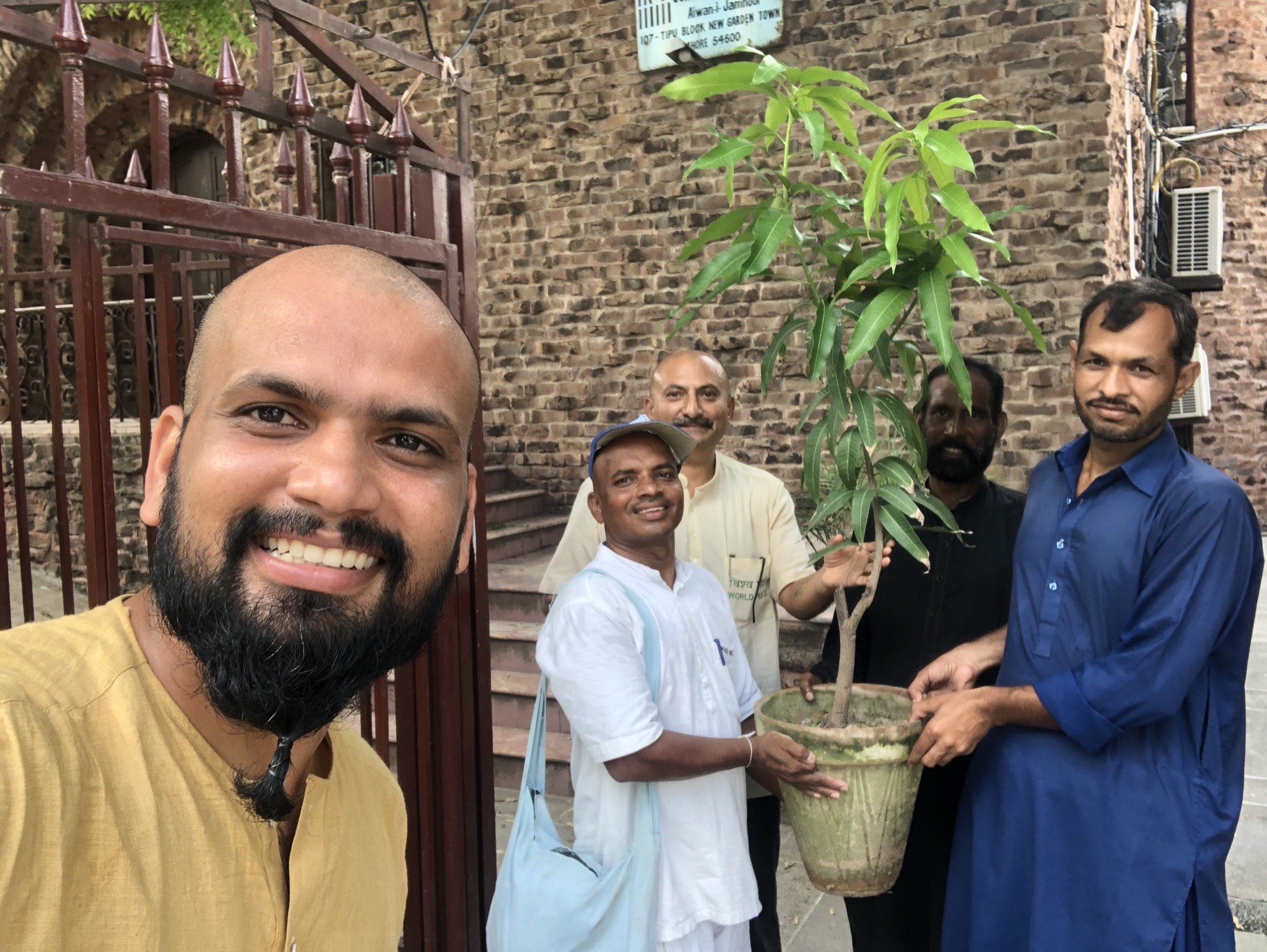 ہندوستان اور پاکستان کے امن کے سفیر اور آم کا پودا، فوٹو: انڈیا پیس واکرز
