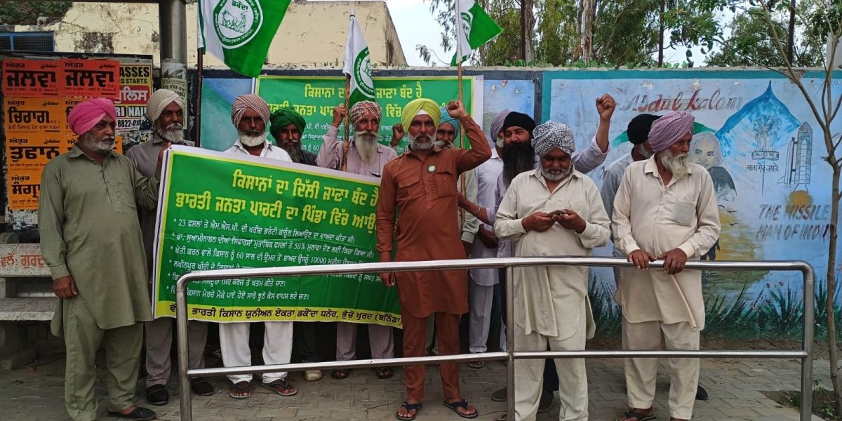 بھٹنڈہ ضلع کے بھوچو خورد گاؤں میں بی کے یو ایکتا داکوندہ کے اراکین اپنے ہاتھوں میں بی جے پی مخالف پوسٹر لے کر احتجاج کرتے  ہوئے۔ (تصویر: اسپیشل ارینجمنٹ)