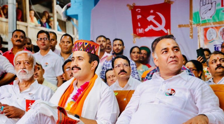 کلو میں ایک انتخابی جلسہ میں منڈی سیٹ سے کانگریس کے امیدوار وکرم آدتیہ سنگھ ۔ (تصویر بہ شکریہ: Facebook/@VikramadityaINC)