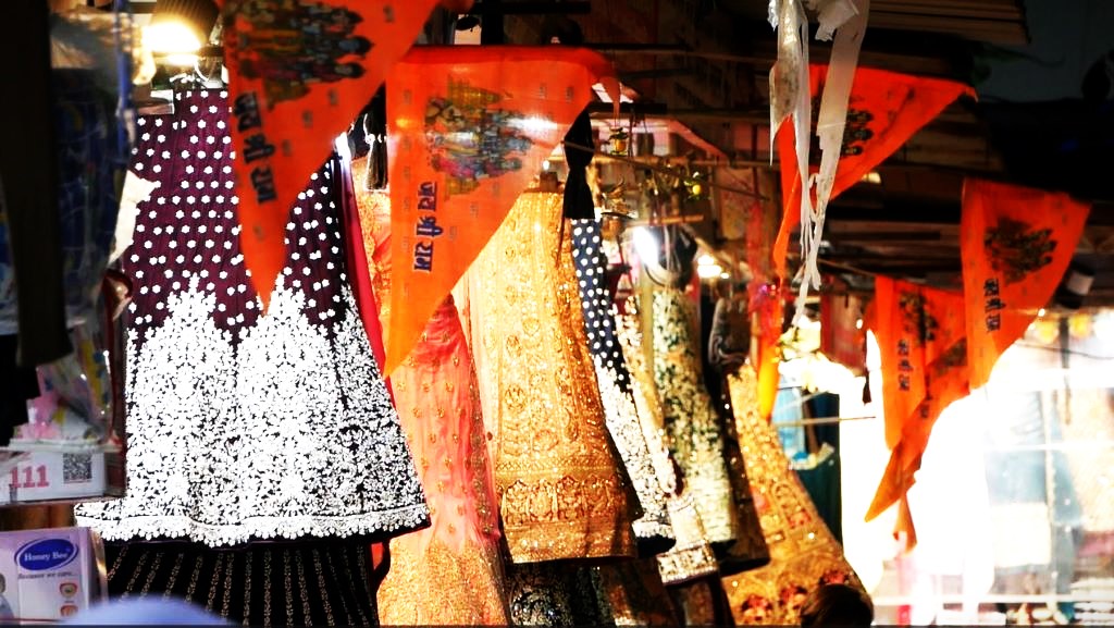 سیلم پور کے کپڑا بازار میں لگے بھگوا جھنڈے۔ (تصویر: شروتی شرما)