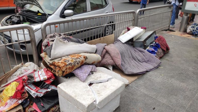 فٹ پاتھ پر پڑے بے گھر لوگوں کا سامان۔ (تصویر: سونیا یادو/دی وائر)