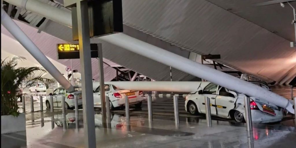 دہلی ایئرپورٹ ٹرمینل 1 کے باہر گاڑیوں پر گری چھت ۔ (تصویر بہ شکریہ: ویڈیو سے اسکرین گریب)