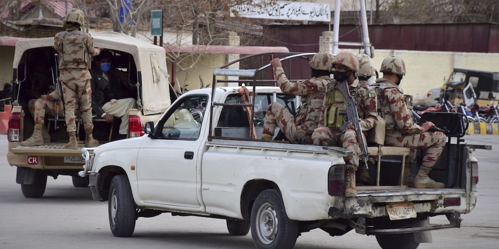 پاکستانی فوجی 12 مارچ کو کوئٹہ، پاکستان میں باغیوں کی طرف سے نشانہ بنائے گئے  ٹرین سے سکیورٹی فورسز کے ذریعے بچائے گئے متاثرین اور بچے ہوئے افراد  کی امداد کے لیے ریلوے سٹیشن پر پہنچے۔ (تصویر: اے پی/پی ٹی آئی)