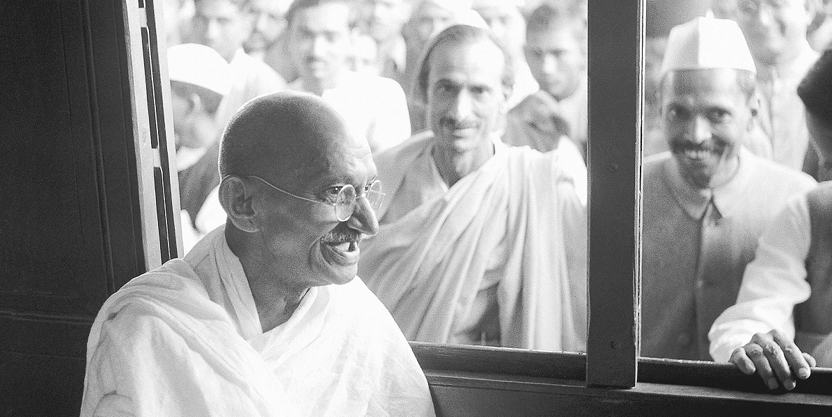 Mahatma Gandhi receives a donation in a train compartment. Photo: Wikimedia Commons/Unknown author, Public domain