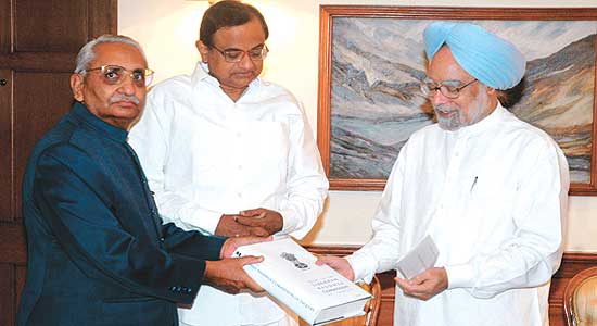 جنوری، 2009 میں اس وقت کے ووزیر اعظم  منموہن سنگھ کولبراہن کمیشن کی رپورٹ سونپتے جسٹس ایم ایس لبراہن۔ (فوٹو: پی ٹی آئی)