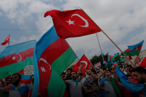 گزشتہ 19 جولائی ، 2020 کو استنبول میں  آذربائیجان اور آرمینیا کے مابین جھڑپوں کے بعد ایک احتجاج کے دوران ترکی میں مقیم آذریوں  نے ترکی اور آذربائیجان کے پرچم لہرائے۔فائل فوٹو: رائٹرس