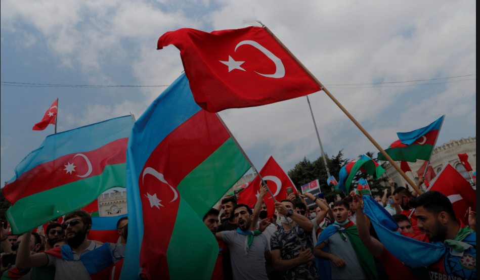 گزشتہ 19 جولائی ، 2020 کو استنبول میں آذربائیجان اور آرمینیا کے مابین جھڑپوں کے بعد ایک احتجاج کے دوران ترکی میں مقیم آذریوں نے ترکی اور آذربائیجان کے پرچم لہرائے۔فائل فوٹو: رائٹرس