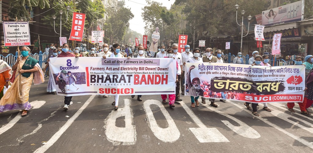 کولکاتہ میں سوشلسٹ یونیٹی سینٹر آف انڈیا کے کارکنوں نے بھارت بند کی حمایت میں منگل کو ریلی نکالی۔ (فوٹو: پی ٹی آئی)
