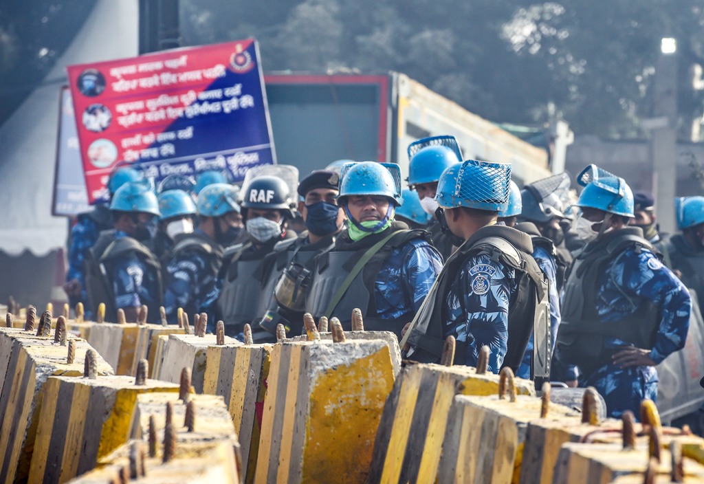 بھارت بند کے دوران نئی دہلی کے سنگھو بارڈر پر تعینات سیکورٹی اہلکار۔ سنگھو بارڈر کسان آندولن کا مرکز بنا ہوا ہے۔ (فوٹو: پی ٹی آئی)
