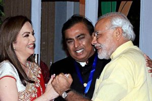 وزیر اعظم نریندر مودی کے ساتھ مکیش امبانی اور نیتا امبانی۔ (فائل فوٹو: پی ٹی آئی)