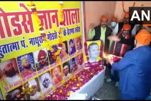 مدھیہ پردیش کے گوالیار میں گوڈسے گیان شالا کا افتتاح  کرتے ہندو مہاسبھا کے ممبر۔ (فوٹوبہ شکریہ : اے این آئی)