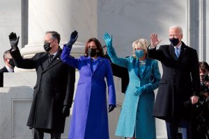 امریکہ کے صدر جو بائیڈن، ان کی  بیوی جل بائیڈین، نائب صدر کملا ہیرس اور ان کے شوہر ڈگ ایم ہاف۔ (فوٹو: رائٹرس)