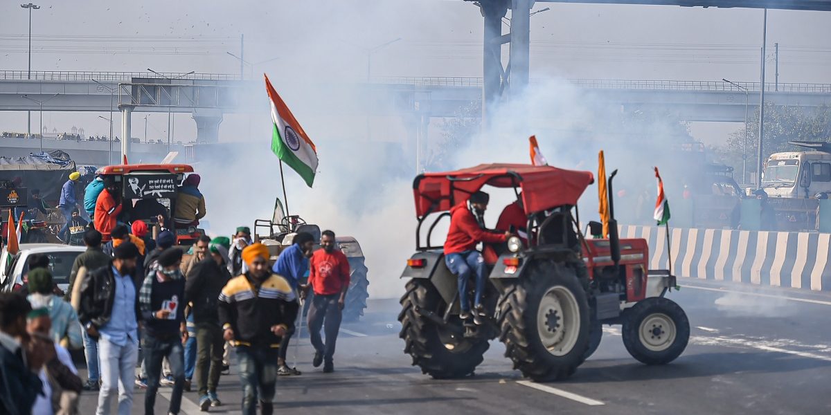 کسانوں پر دہلی پولیس کے ذریعےآنسو گیس چھوڑے گئے۔ (فوٹو: پی ٹی آئی)