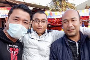 صحافی کشورچند وانگ کھیم کے ساتھ پاؤجیل چاؤبا اور ایڈیٹر ان چیف دھیرین ساڈوکپام۔ (فوٹو بہ شکریہ: کشورچند وانگ کھیم)