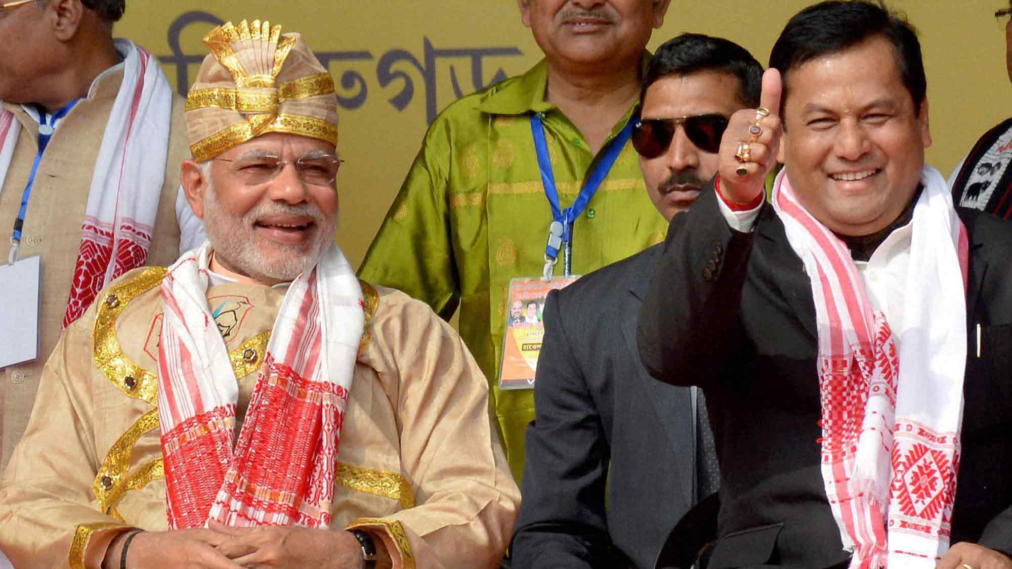 وزیر اعظم نریندر مودی کے ساتھ آسام کے وزیر اعلیٰ سربانند سونووال۔ (فائل فوٹو: پی ٹی آئی)