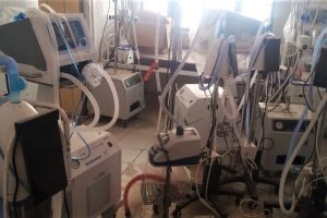بلیا کے اسپتال میں کمرے میں بند وینٹی لیٹرز۔ (فوٹو: اسپیشل ارینجمنٹ)