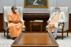 وزیر اعظم نریندر مودی کے ساتھ یوگی آدتیہ ناتھ۔ (فوٹو بہ شکریہ: پی ایم او)