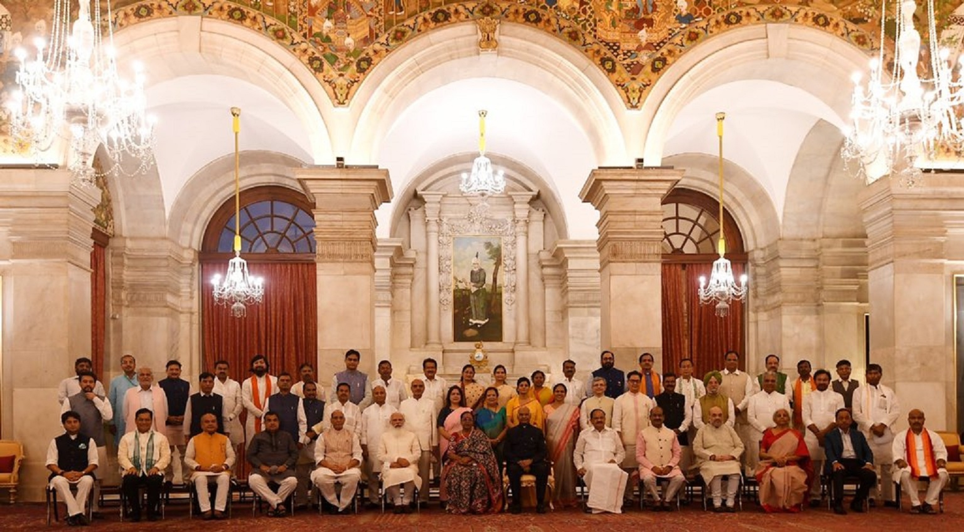 نئے کابینہ کے ممبروں اور صدر، نائب صدر، لوک سبھا اسپیکرکے ساتھ وزیر اعظم نریندر مودی۔ (فوٹو: ٹوئٹر/ @narendramodi)