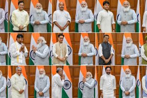 7 جولائی2021 کو حلف لینے والے وزیروں کے ساتھ وزیر اعظم نریندر مودی۔ (فوٹو: پی ٹی آئی)