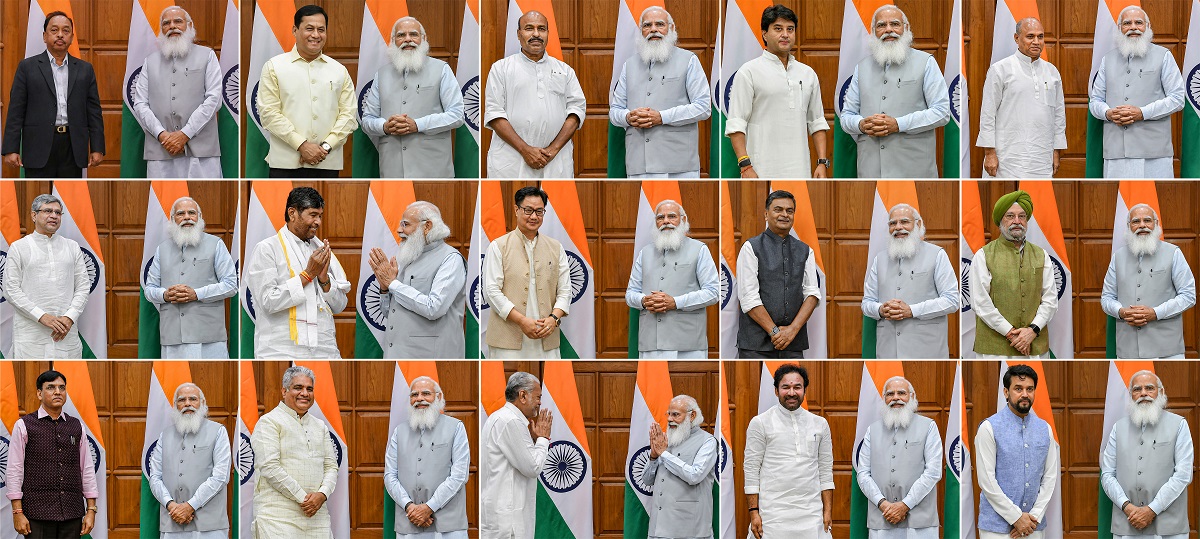7 جولائی2021 کو حلف لینے والے وزیروں کے ساتھ وزیر اعظم نریندر مودی۔ (فوٹو: پی ٹی آئی)