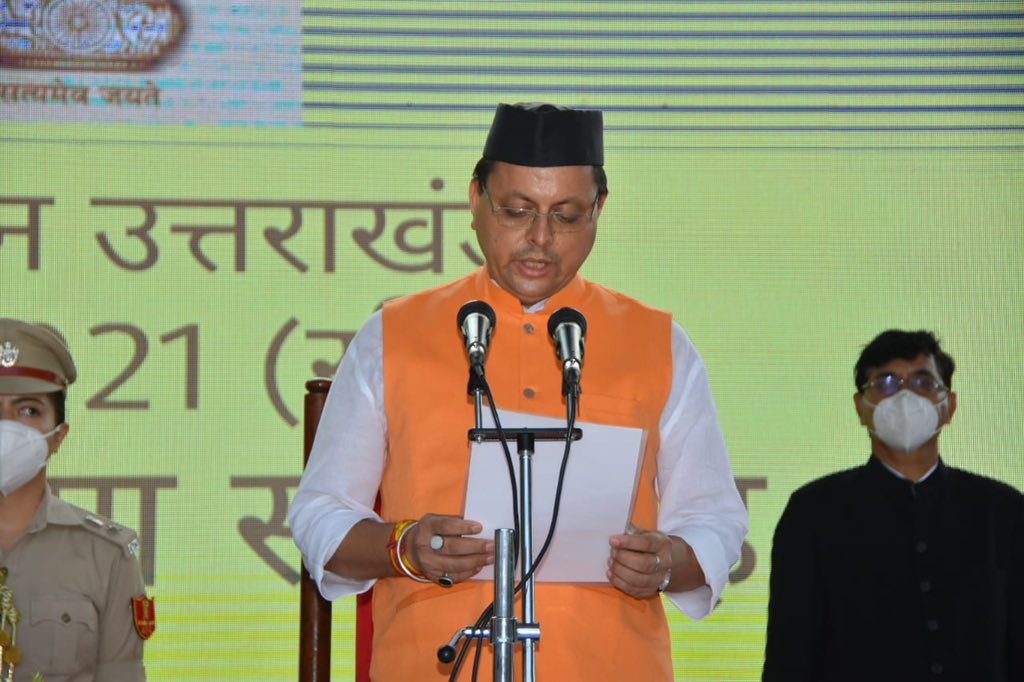 حلف لیتےاتراکھنڈ کے نئے وزیر اعلیٰ پشکر سنگھ دھامی۔ (فوٹوبہ  شکریہ: ٹوئٹر/@pushkardhami)