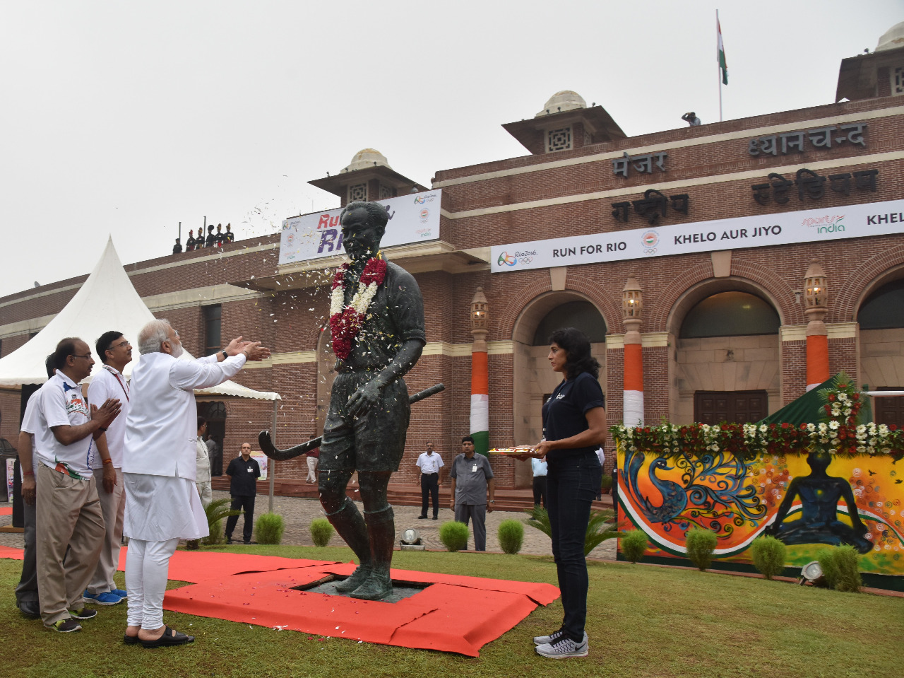 دہلی کے دھیان چند نیشنل اسٹیڈیم میں ان کے مجسمہ  پرگلہائے عقیدت پیش کرتے وزیر اعظم نریندر مودی۔ (فائل فوٹو بہ شکریہ: ٹوئٹر)